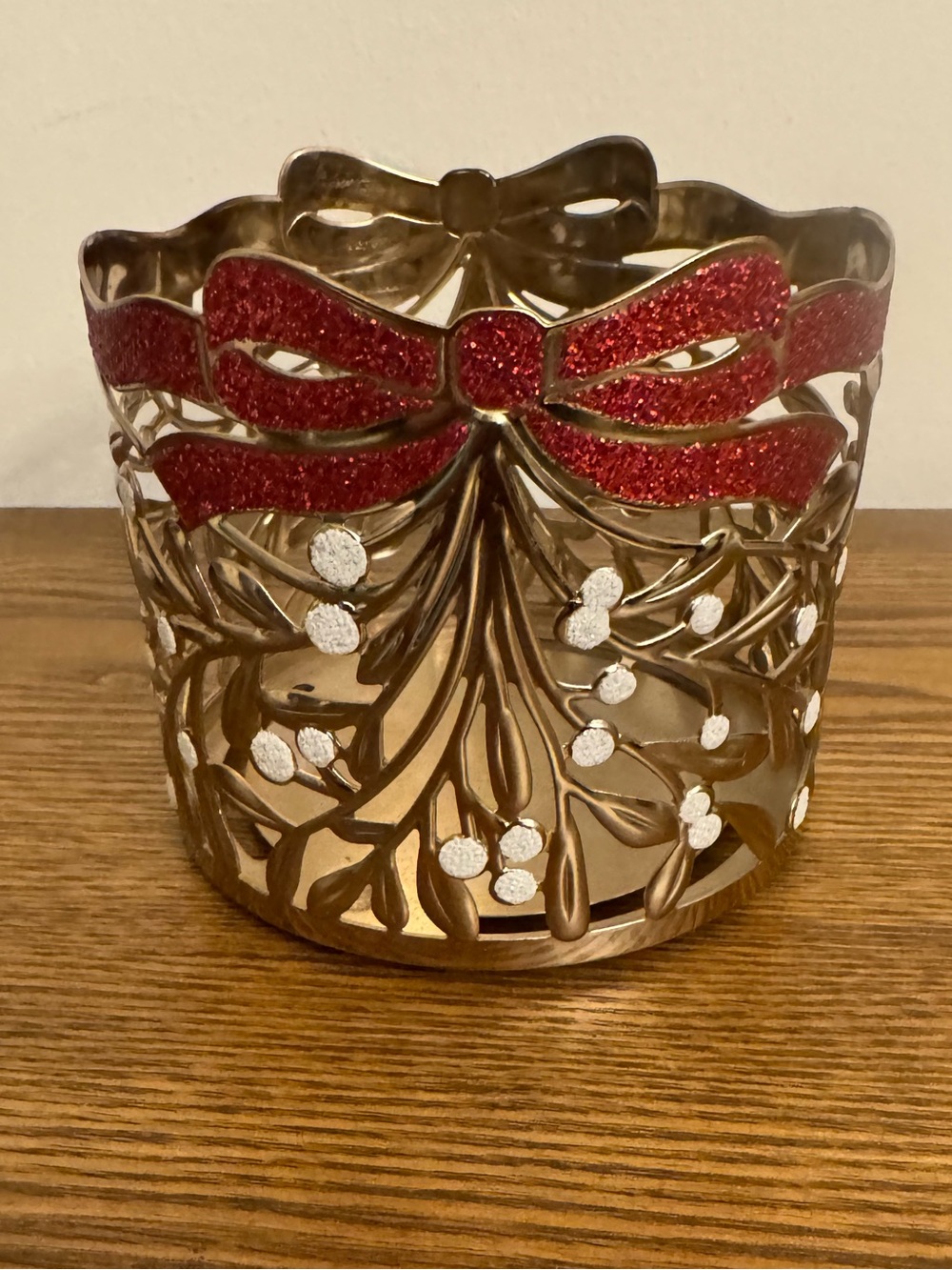 Bath&Body Works Mistletoe Christmas 3-Wick Candle Holder Sleeve Gold Red Bow EUC